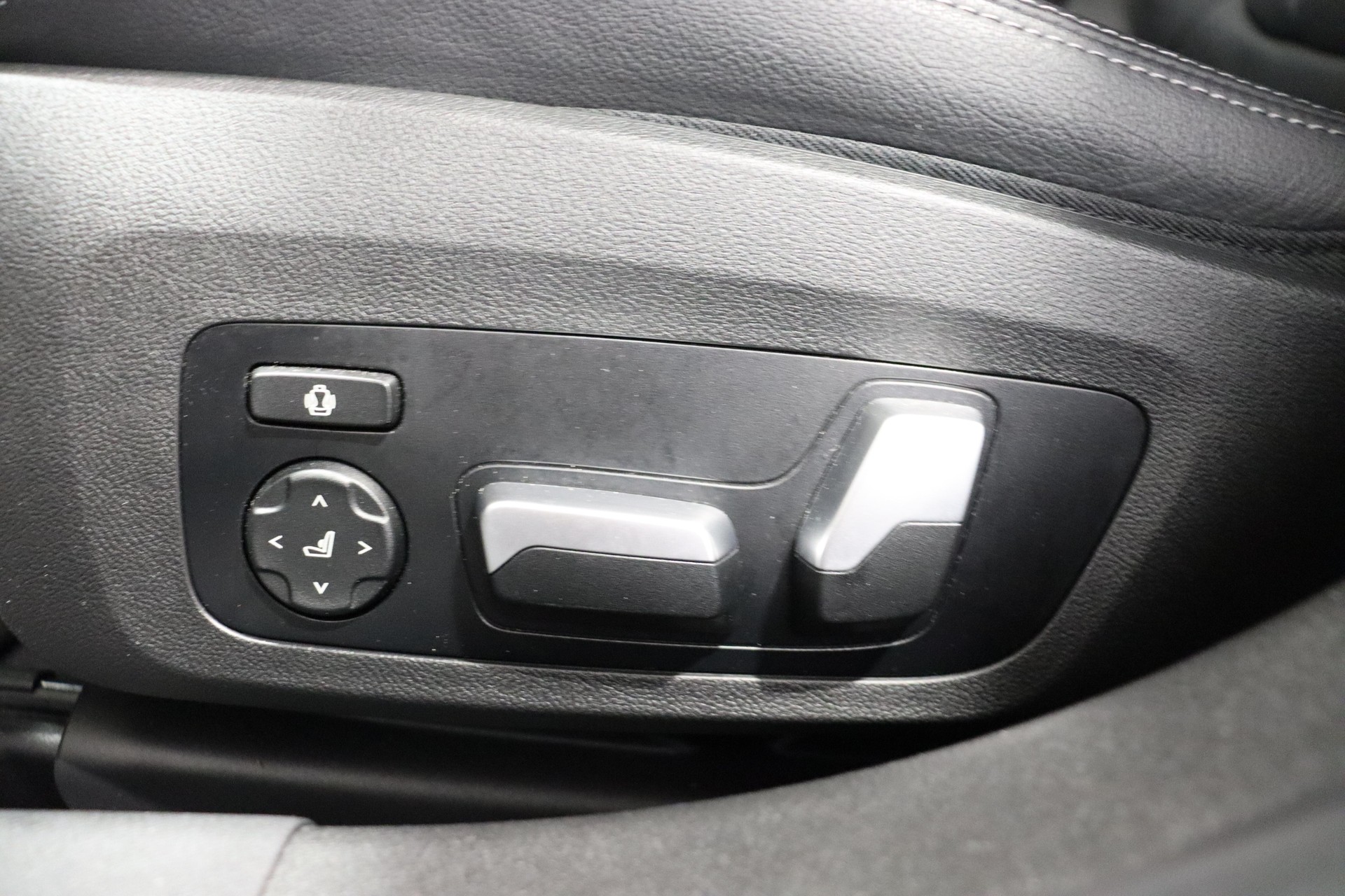 BMW 330i xDrive Touring-image-16