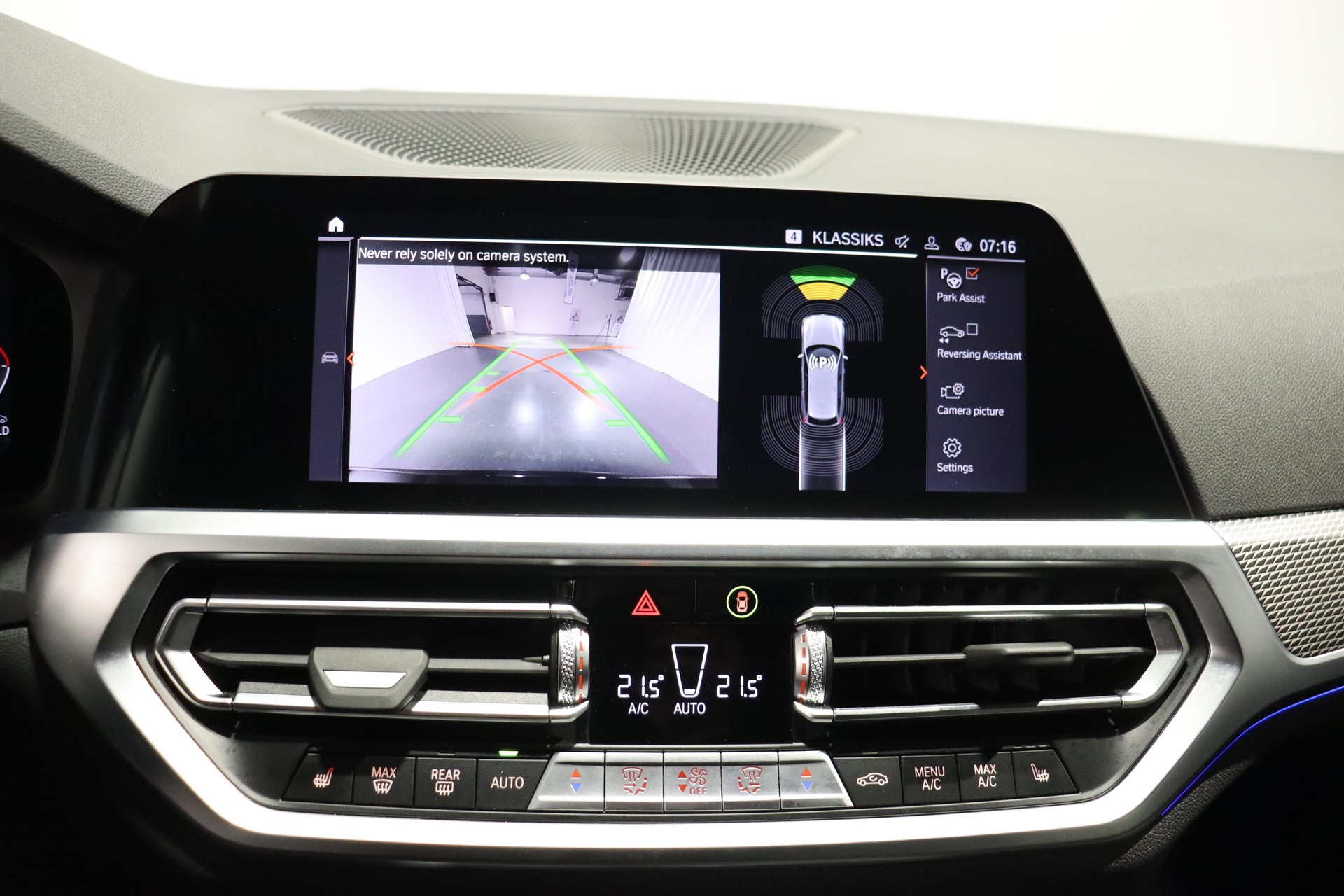 BMW 330i xDrive Touring-image-10