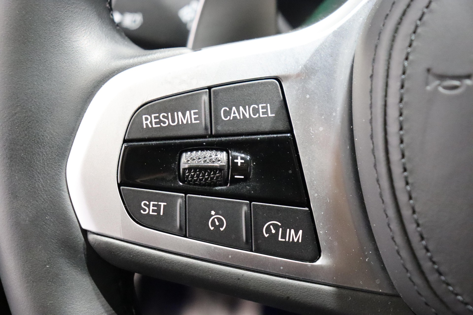 BMW 330i xDrive Touring-image-12
