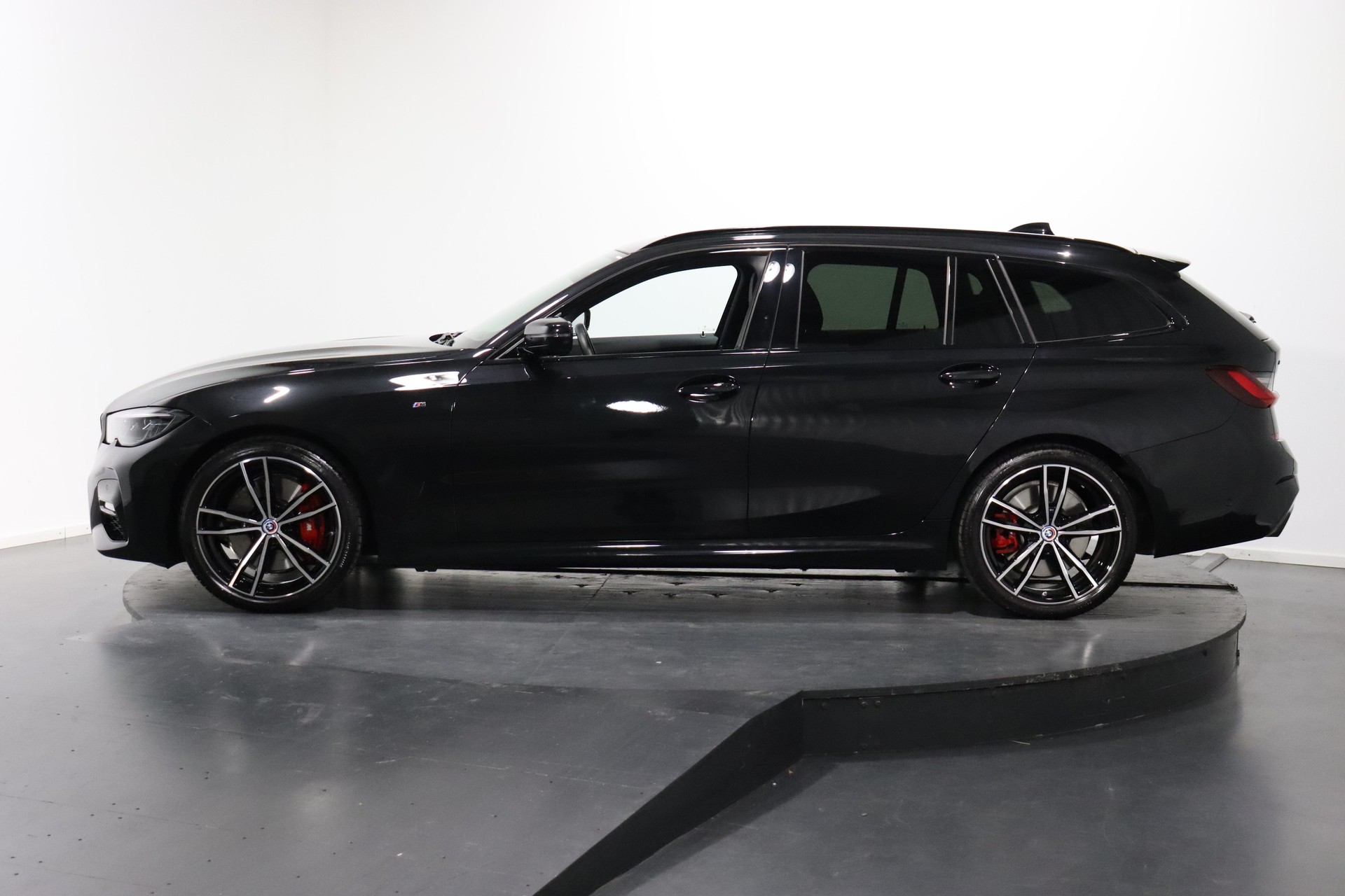 BMW 330i xDrive Touring-image-1