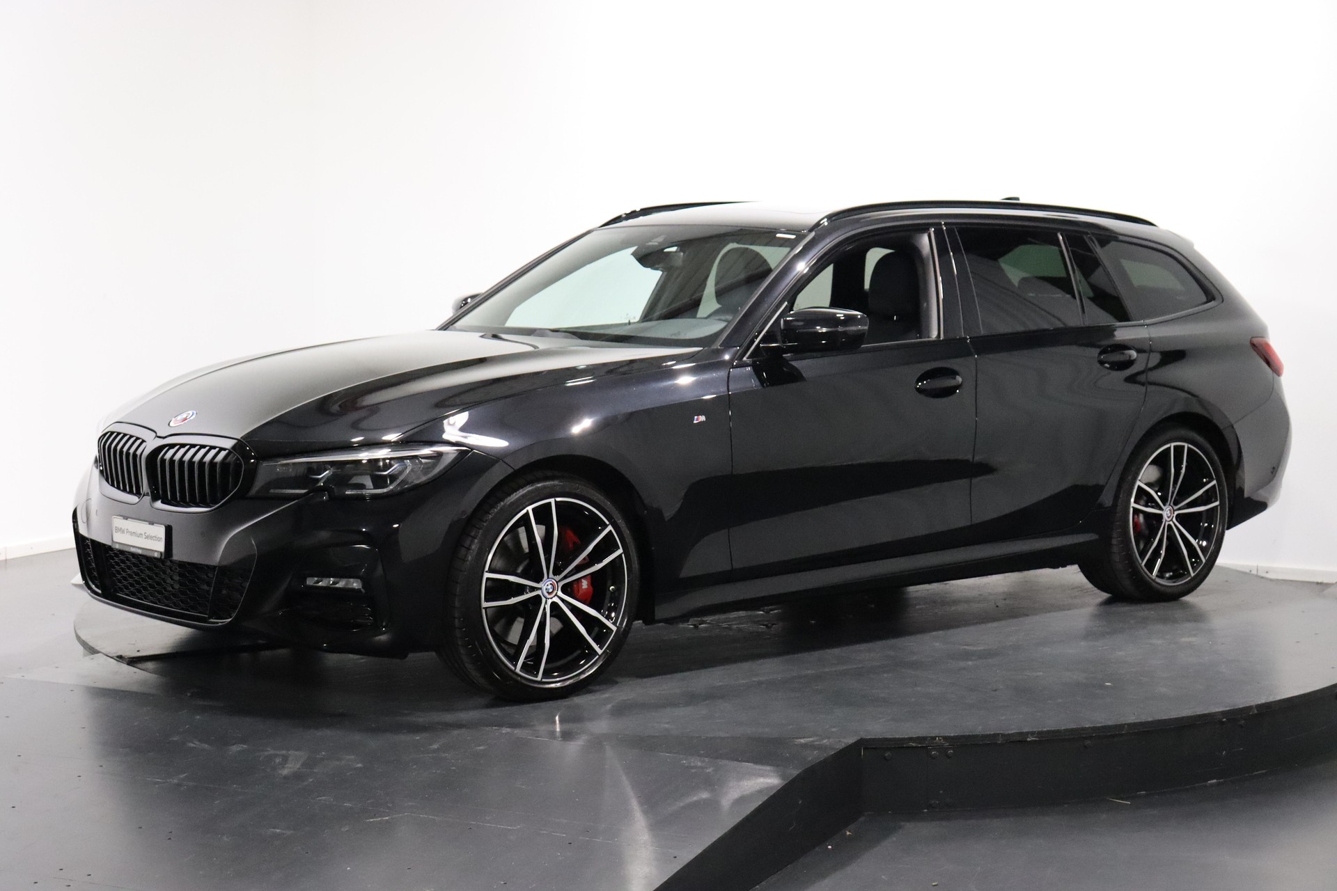 BMW 330i xDrive Touring-image-0