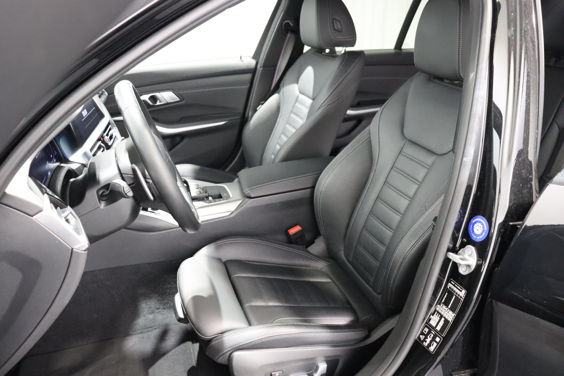 BMW 330i xDrive Touring-image-7