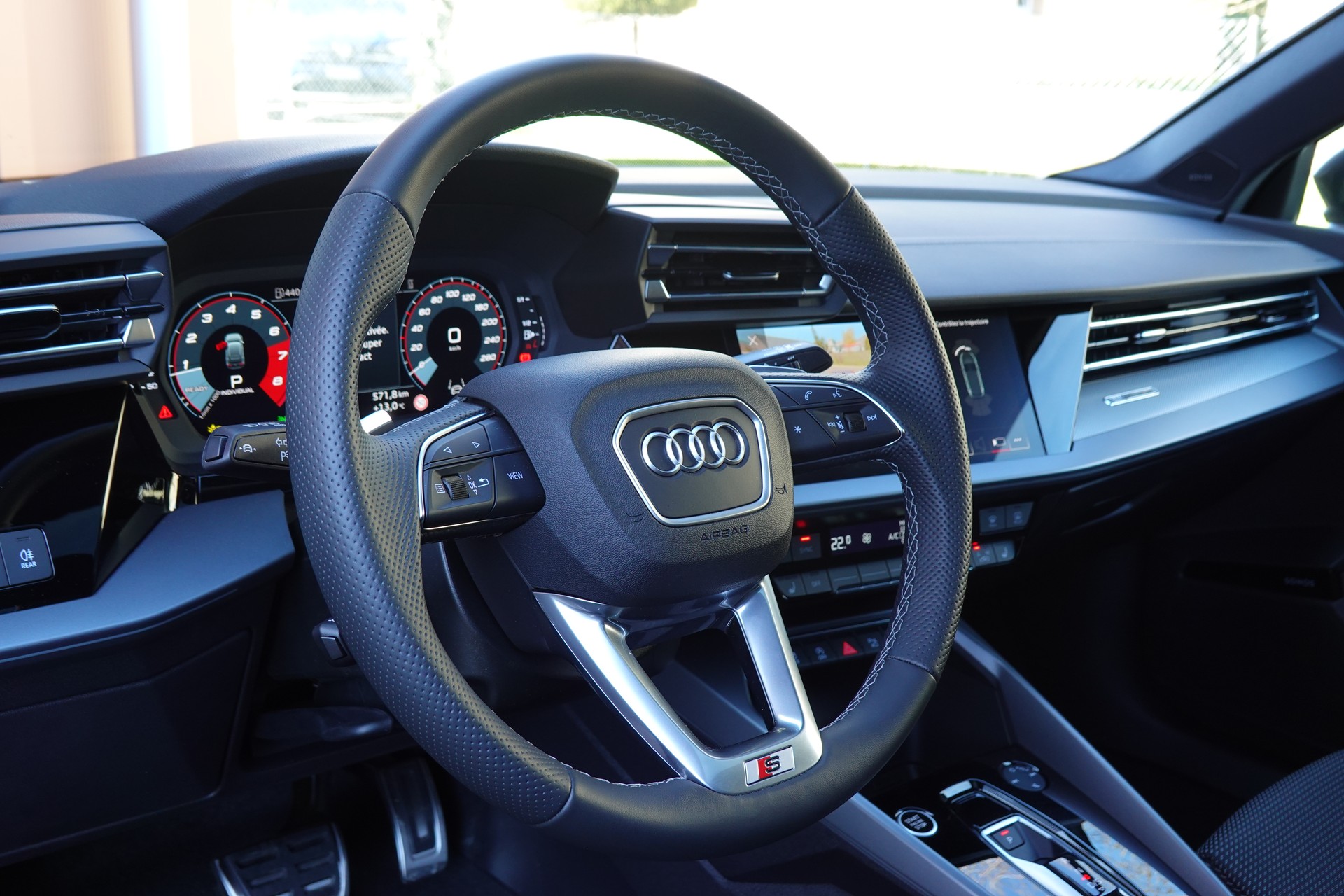 AUDI A3 Limousine 35 TFSI S-Line S-tronic - "Toit Ouvrant * Son B&O * Pack S-Line * Temp. Adapt * Drive Select * Caméra * Lum. Ambia"-image-10