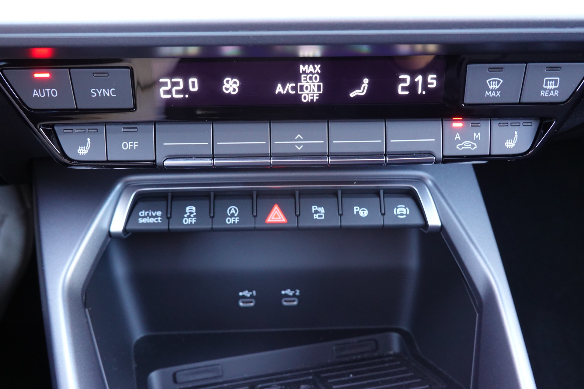 AUDI A3 Limousine 35 TFSI S-Line S-tronic - "Toit Ouvrant * Son B&O * Pack S-Line * Temp. Adapt * Drive Select * Caméra * Lum. Ambia"-image-19