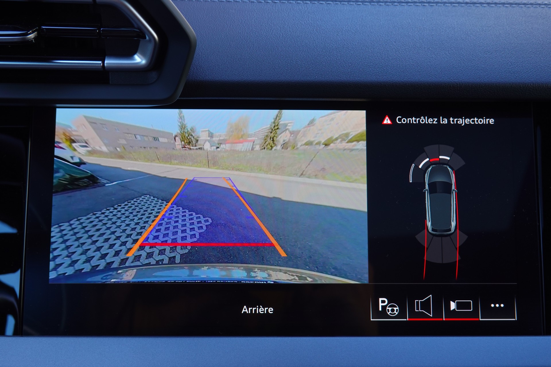 AUDI A3 Limousine 35 TFSI S-Line S-tronic - "Toit Ouvrant * Son B&O * Pack S-Line * Temp. Adapt * Drive Select * Caméra * Lum. Ambia"-image-21