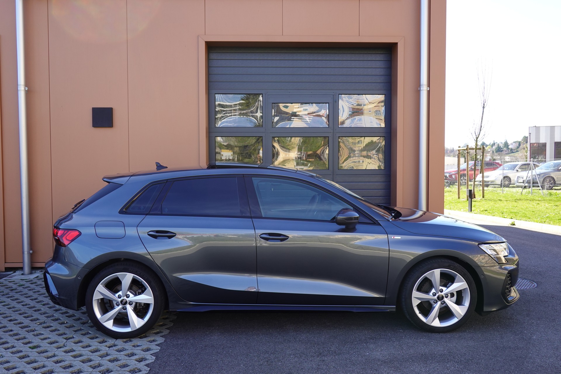AUDI A3 Limousine 35 TFSI S-Line S-tronic - "Toit Ouvrant * Son B&O * Pack S-Line * Temp. Adapt * Drive Select * Caméra * Lum. Ambia"-image-3