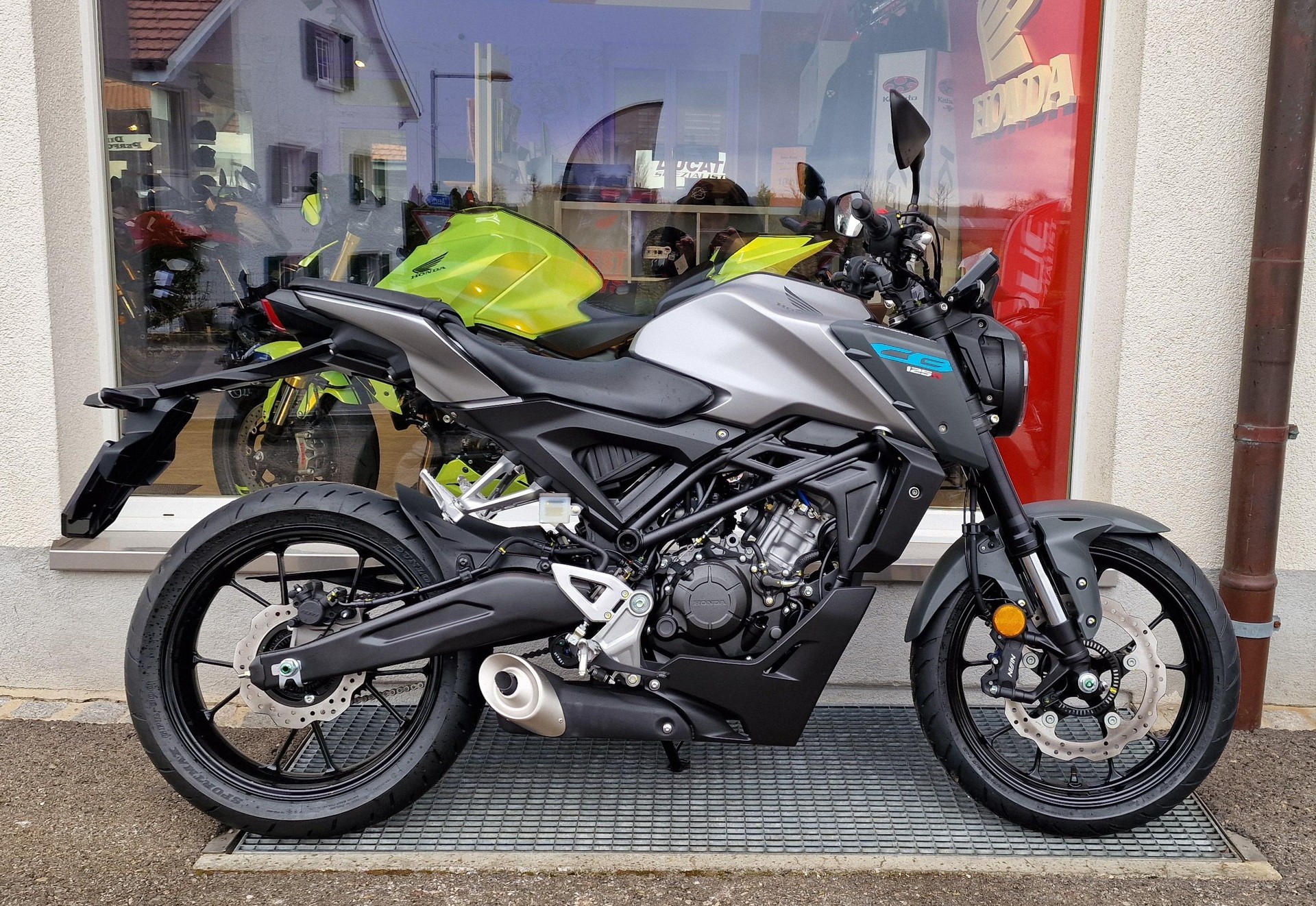 HONDA CB 125 R - 2026-showroom-element-2