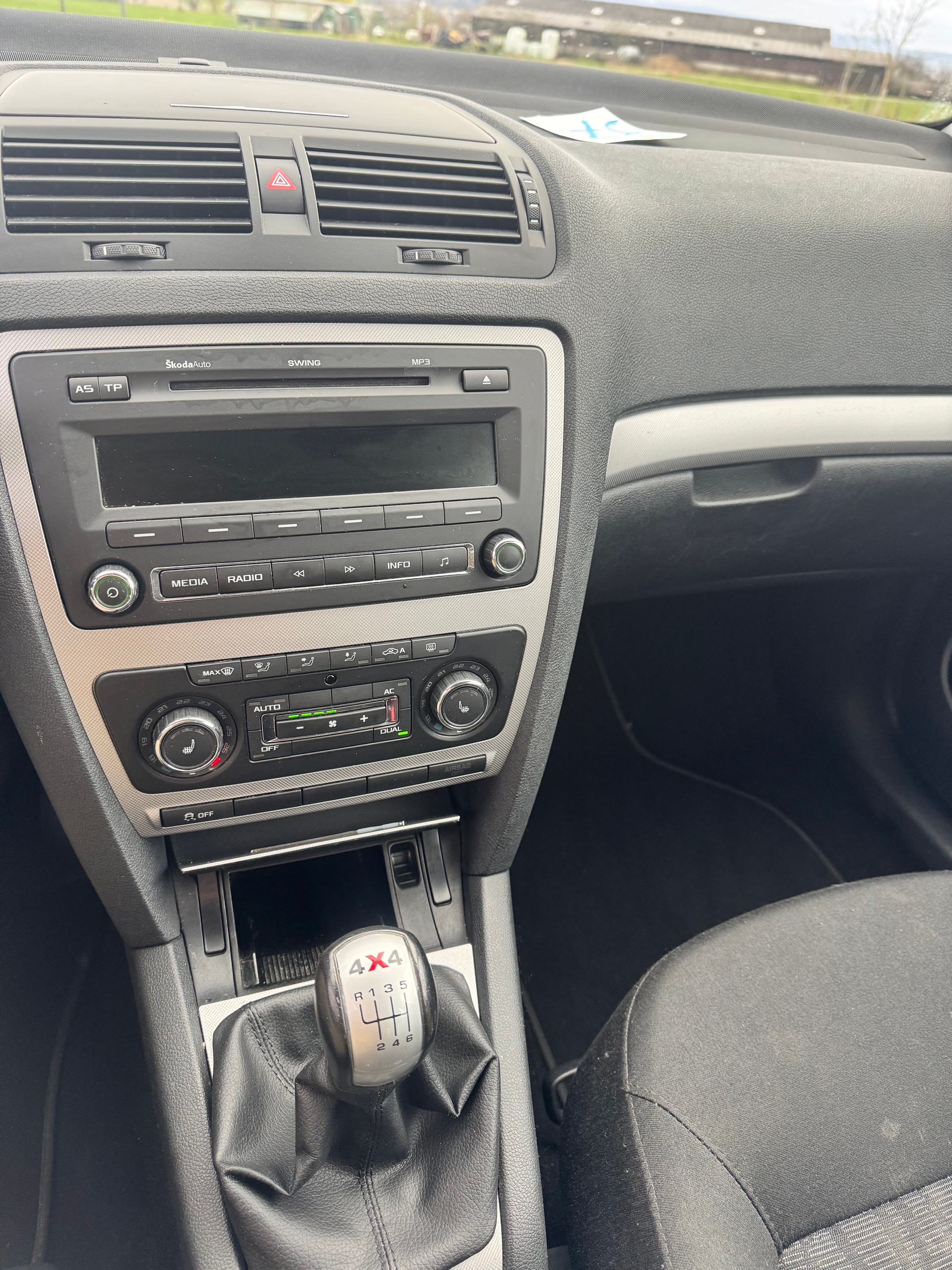 SKODA Octavia Combi 1.6 TDI Swiss Adventure 4x4-image-9