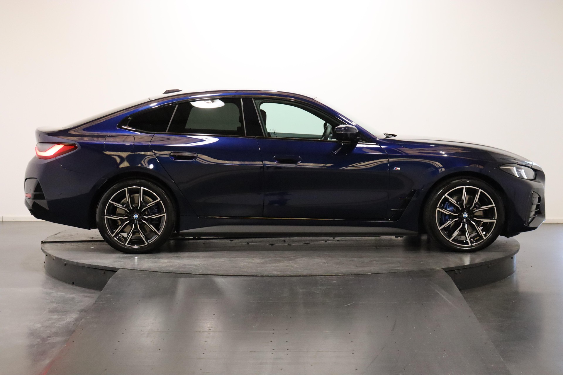 BMW i4 xDrive40-image-4