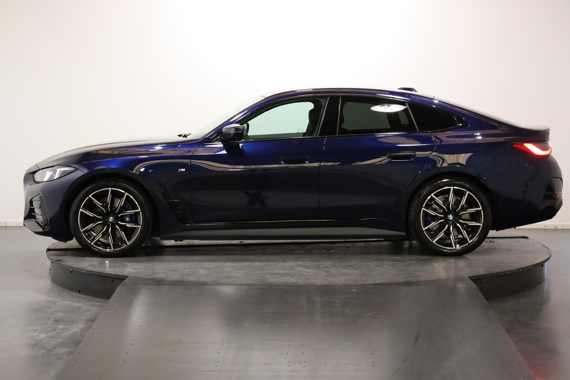 BMW i4 xDrive40-image-2