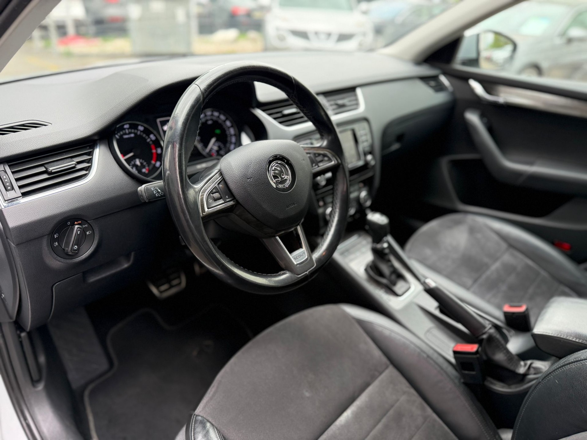 SKODA Octavia Combi 1.8 TSI Scout 4x4 DSG-image-9