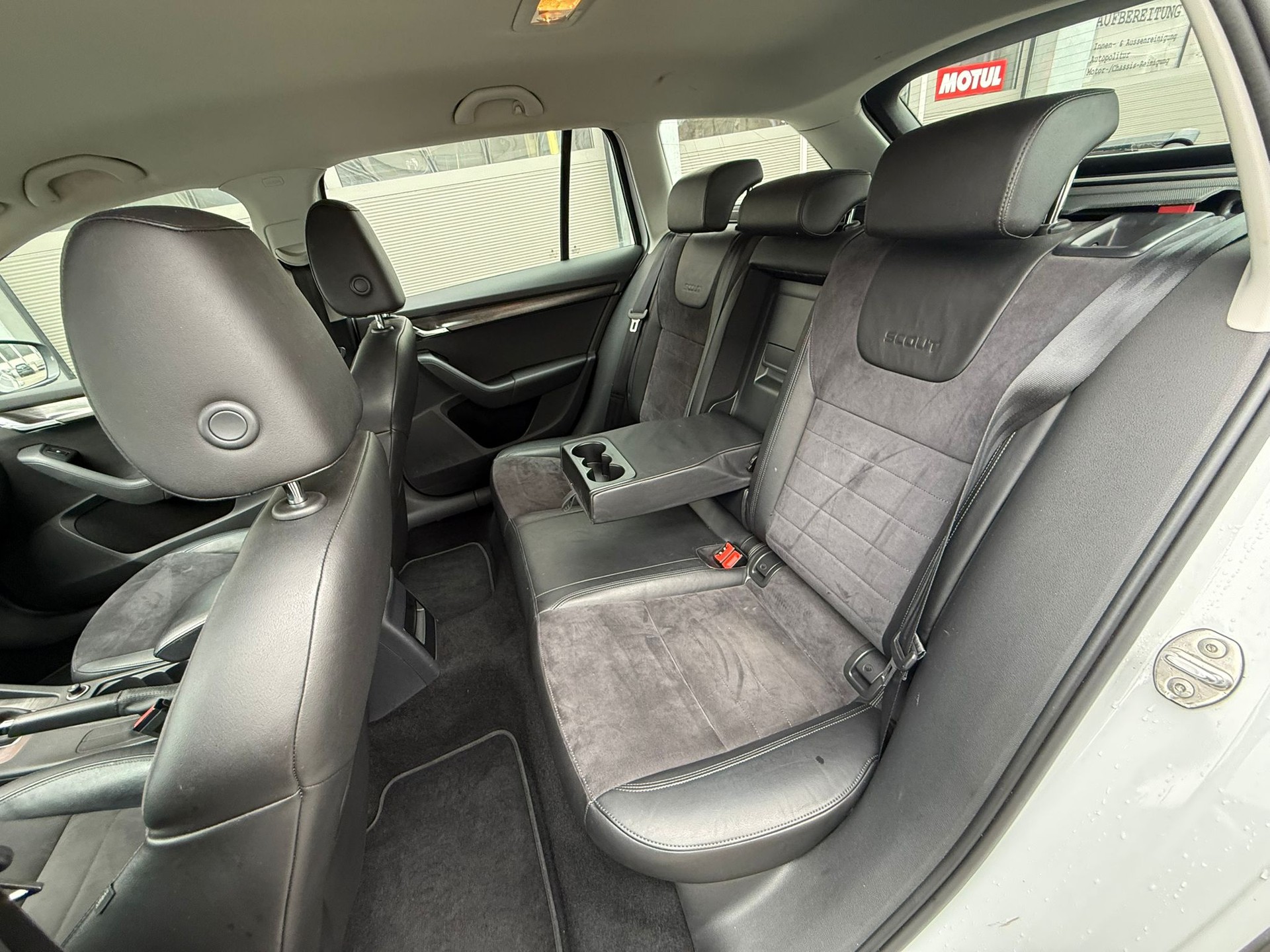 SKODA Octavia Combi 1.8 TSI Scout 4x4 DSG-image-11
