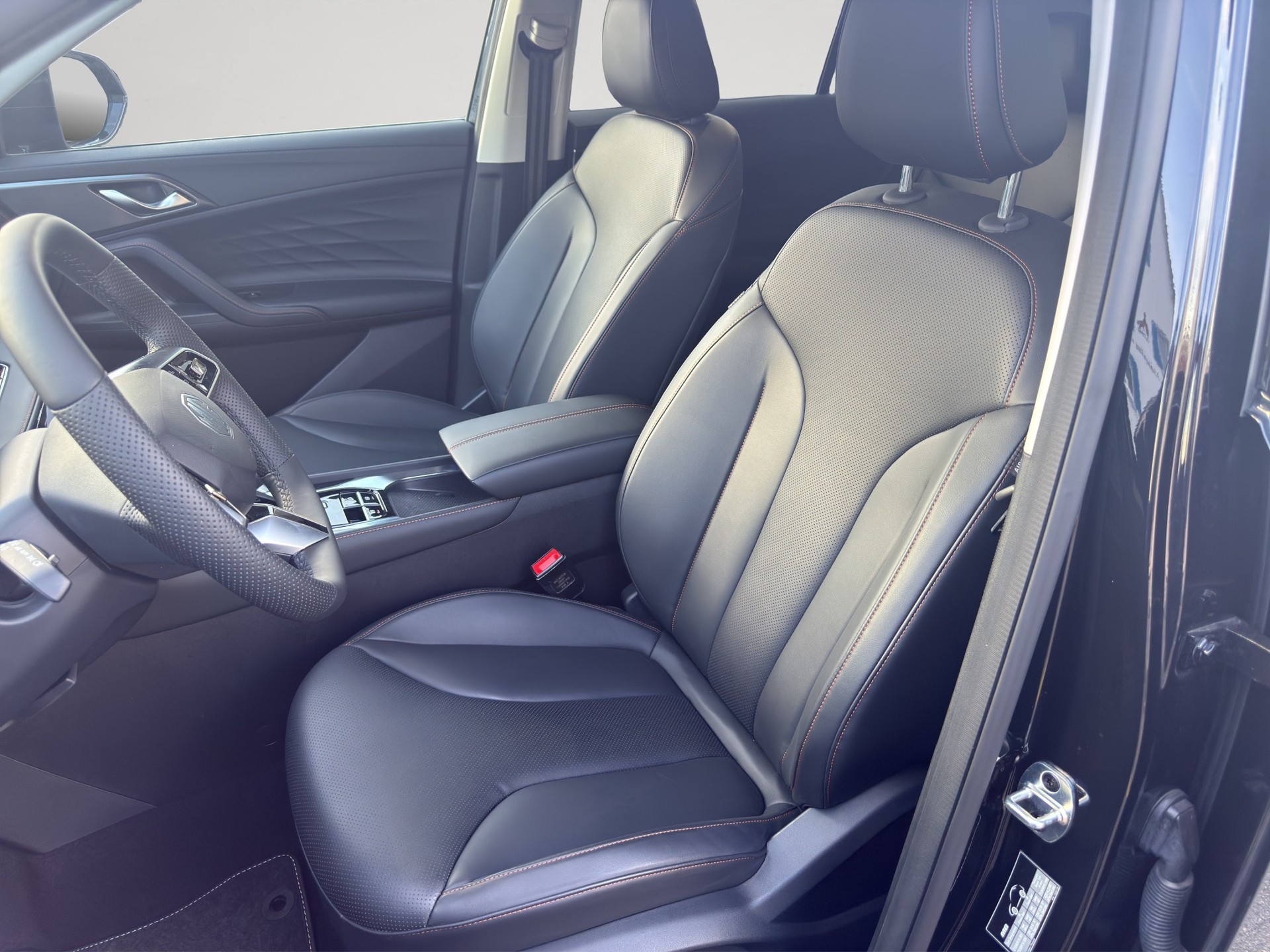 MG HS 1.5 T HEV Luxury-image-18