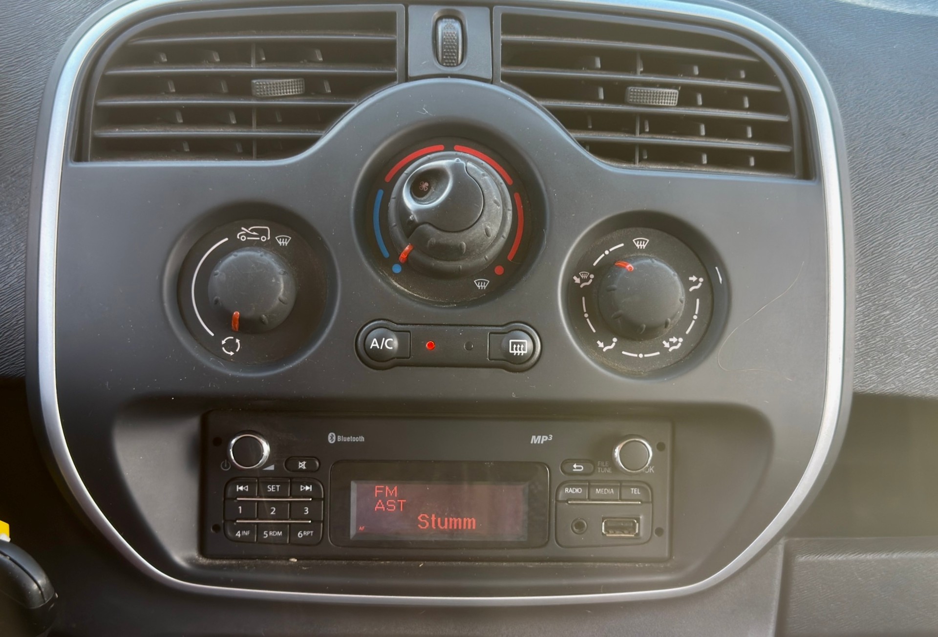 RENAULT Kangoo Medium TCe 115 mit Klimaanlage-image-13