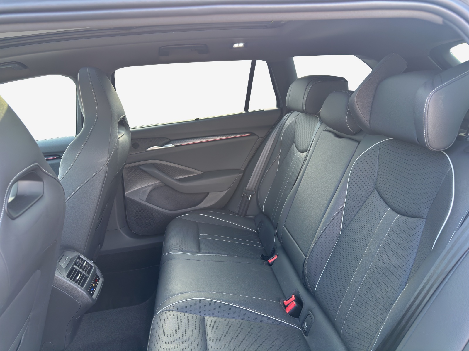 SKODA Superb Combi 2.0 TSI Sportline 4x4 DSG-image-11