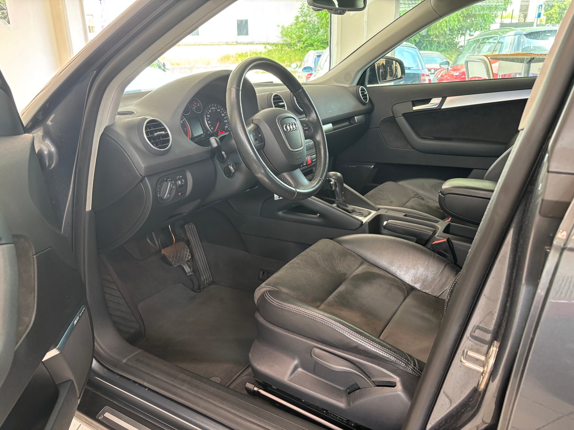 AUDI A3 1.8 Turbo FSI Attraction-image-7