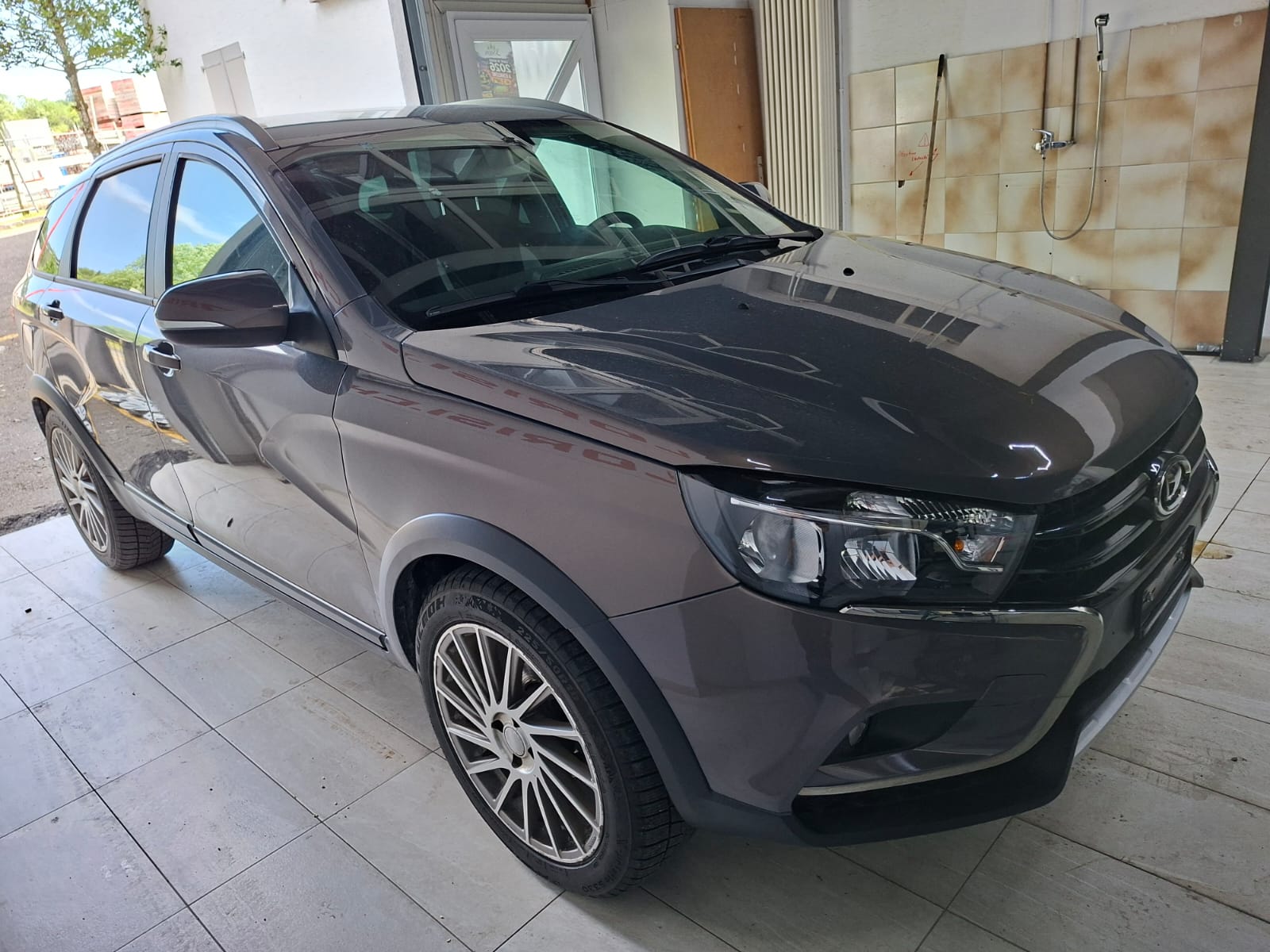 LADA Cross lada-showroom-element-1