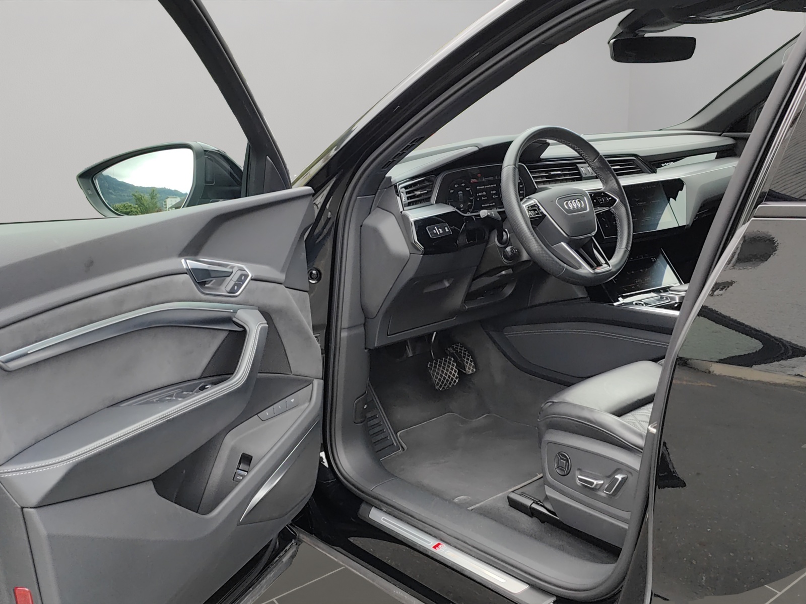 AUDI e-tron 55 S Line Black Edition quattro-image-8