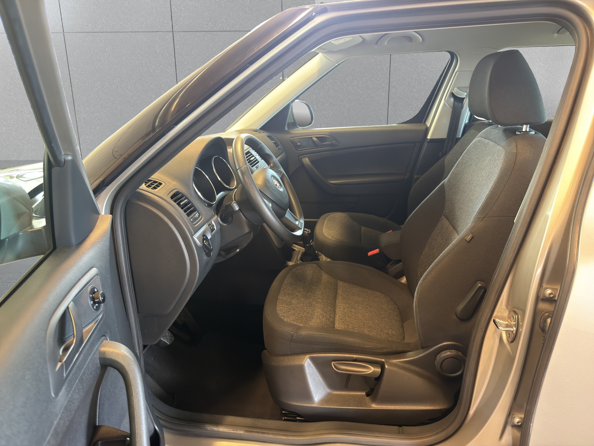 SKODA Yeti 1.8 TSI Active 4x4*NUR 63000 KM*AHK*-image-15