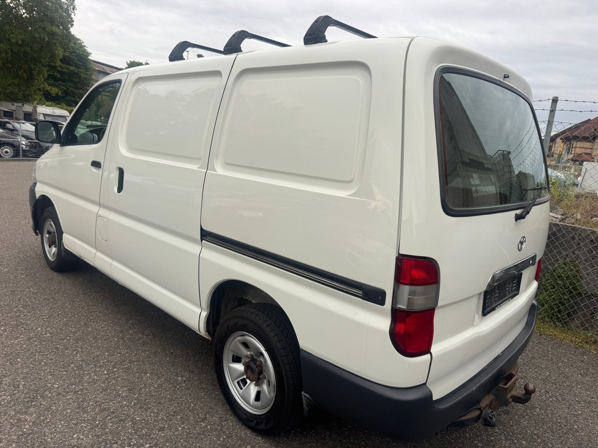TOYOTA Hiace D-4D Van 4WD SWB-image-3