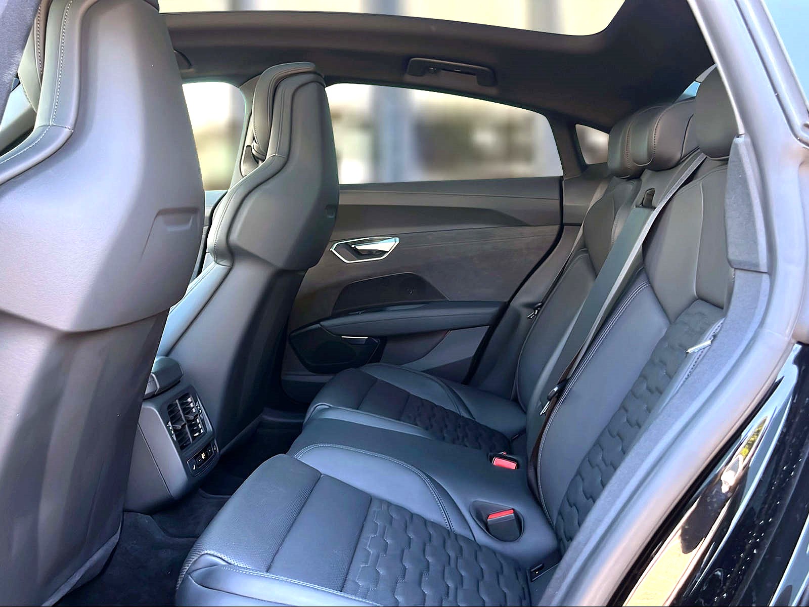 AUDI e-tron GT quattro Mythosschwarz Metallic-image-9