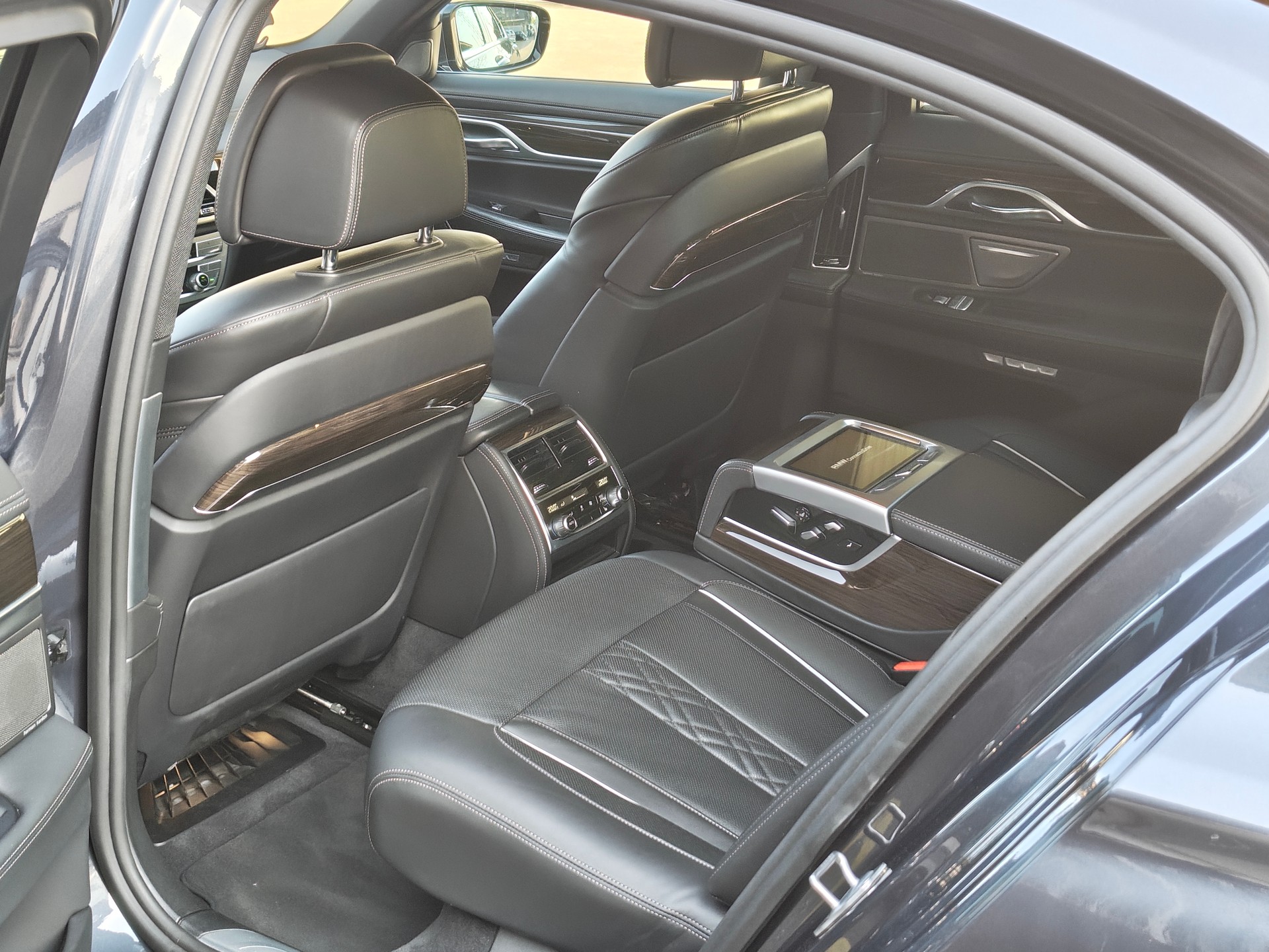 BMW 740d xDrive SAG-image-13