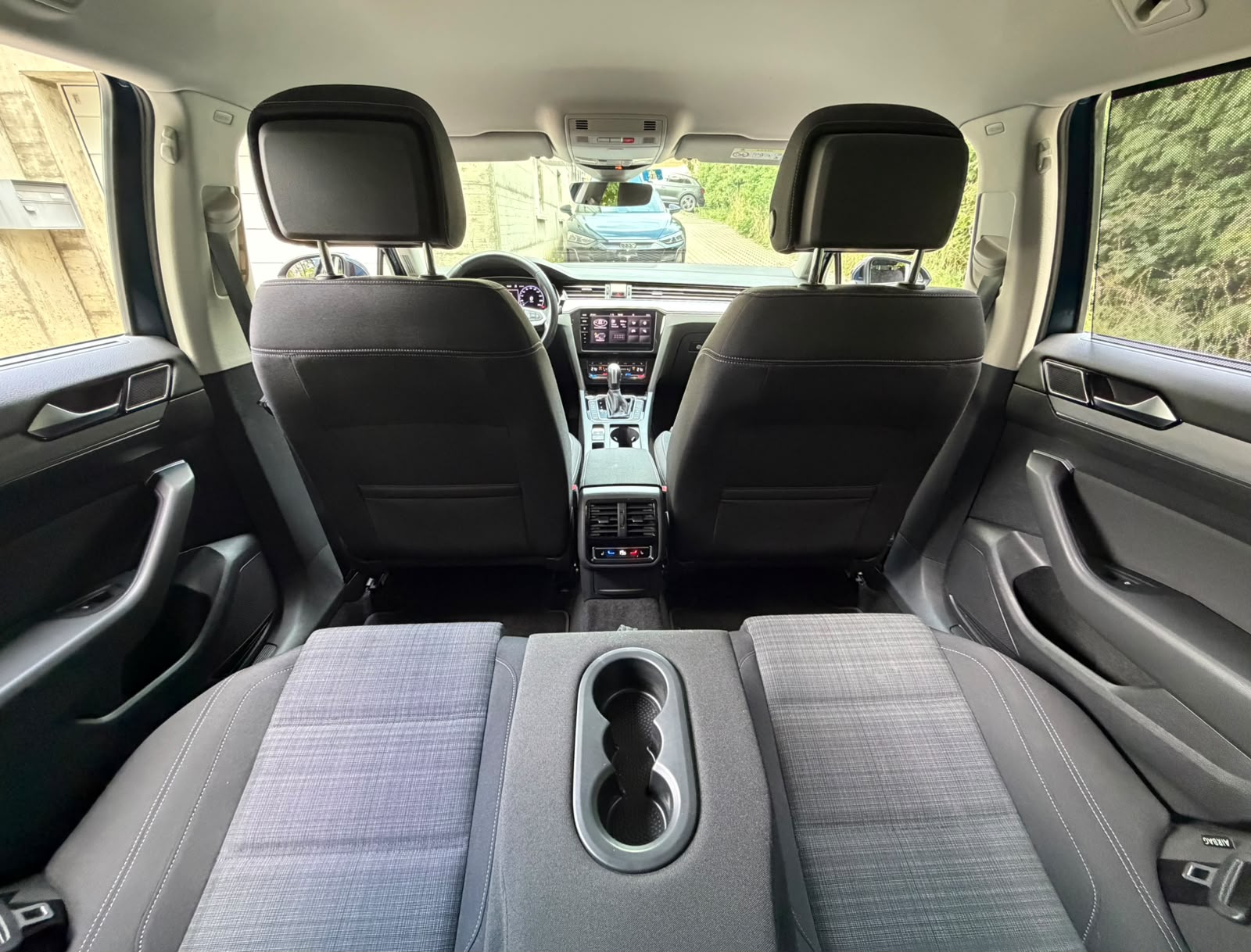 VW Passat Variant 2.0 TSI Business DSG-image-22