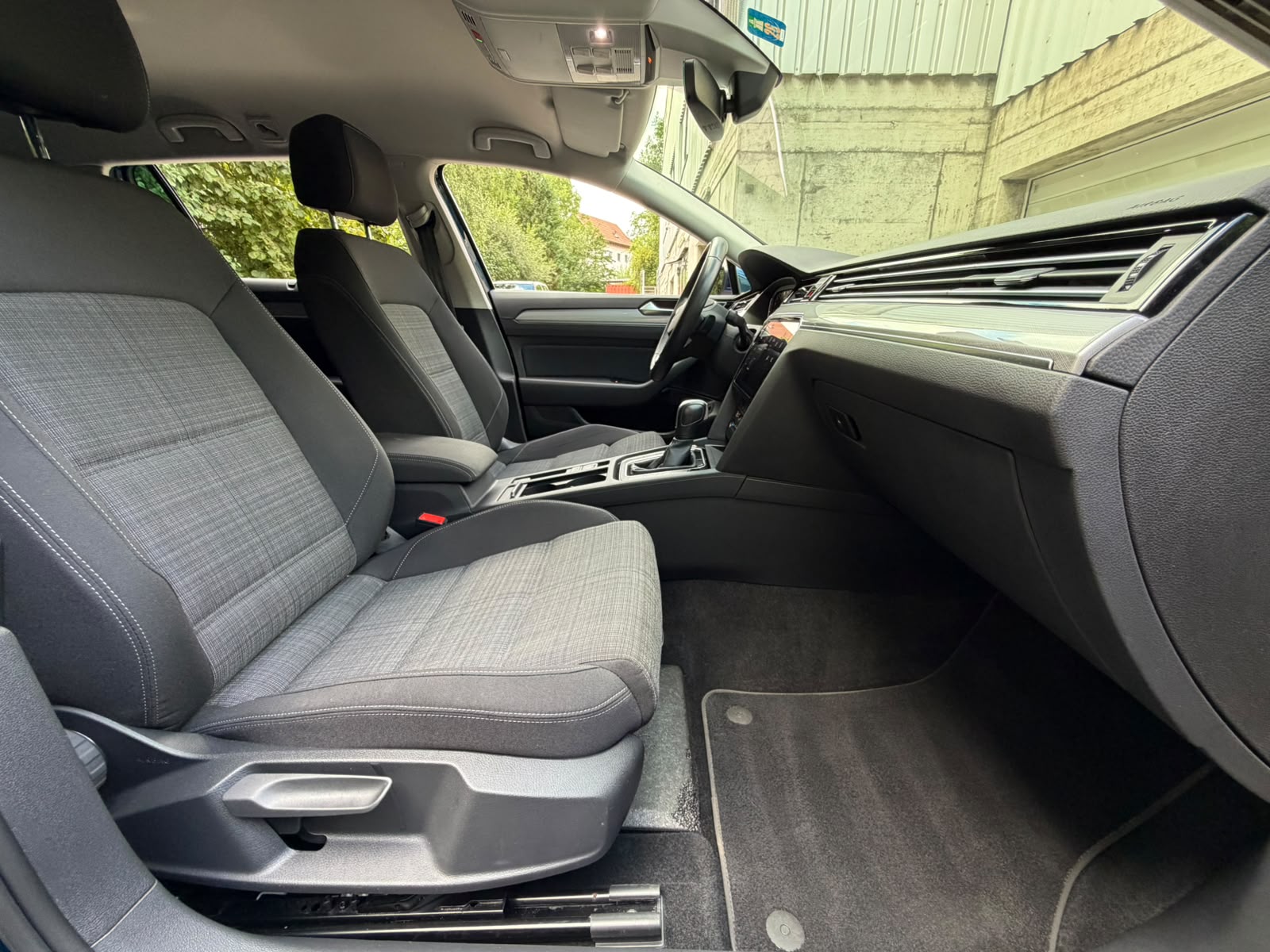 VW Passat Variant 2.0 TSI Business DSG-image-18