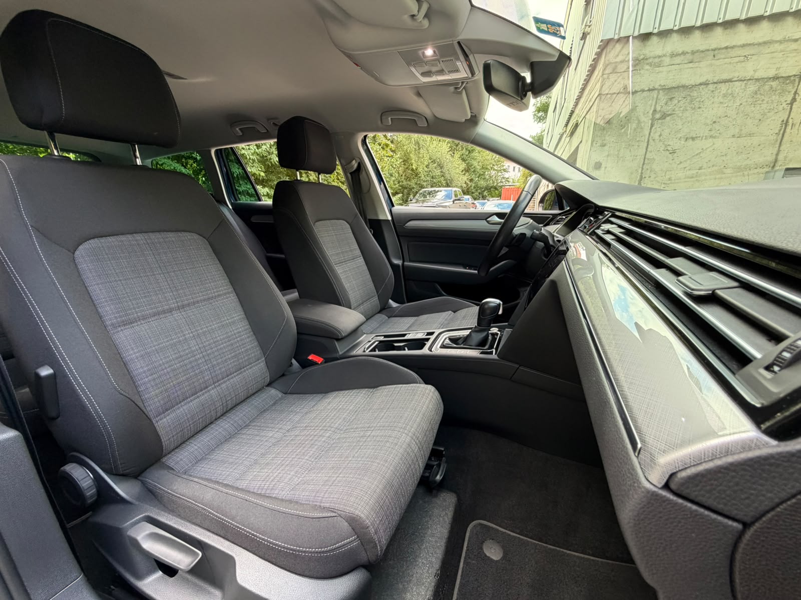 VW Passat Variant 2.0 TSI Business DSG-image-19