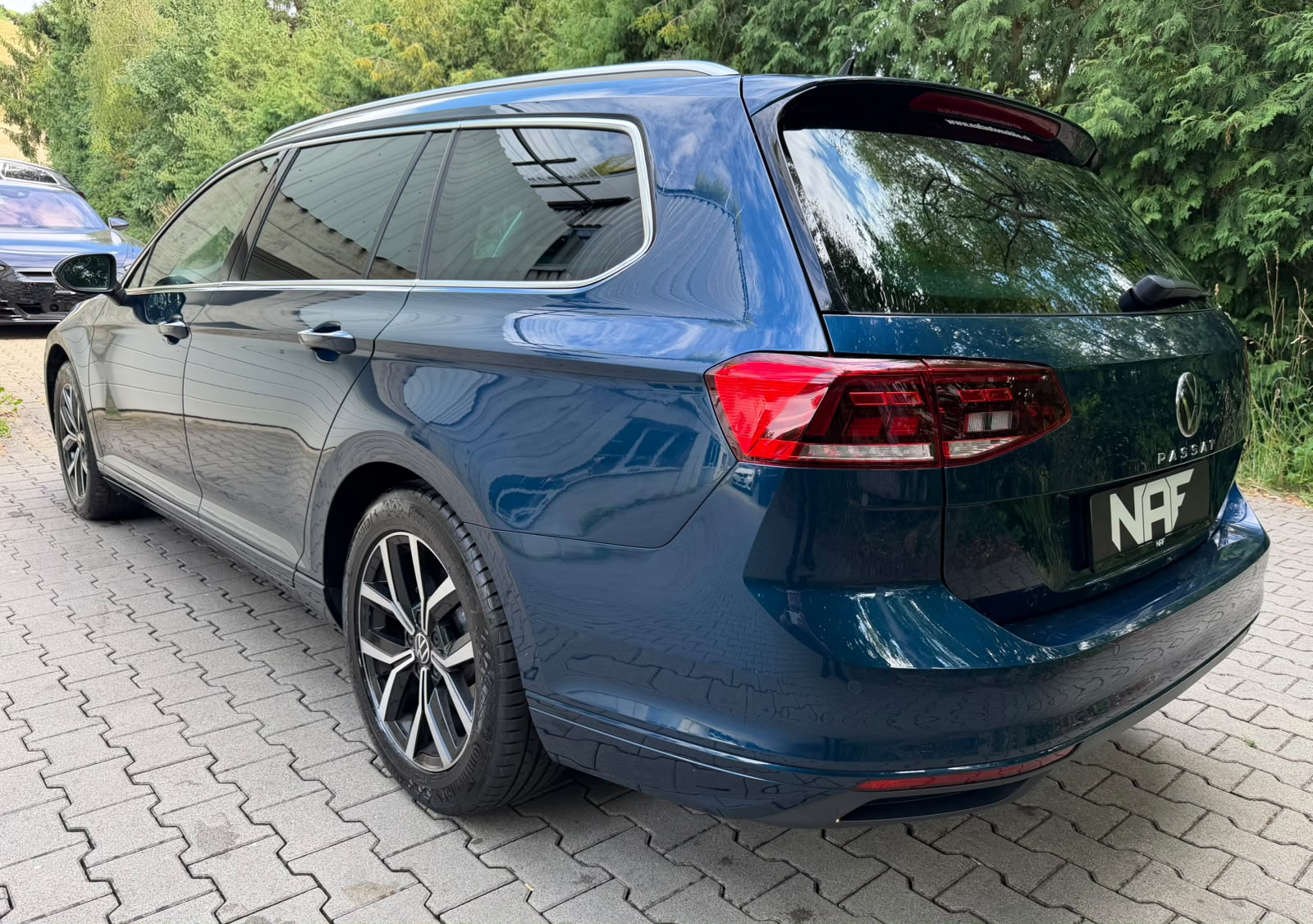 VW Passat Variant 2.0 TSI Business DSG-image-2