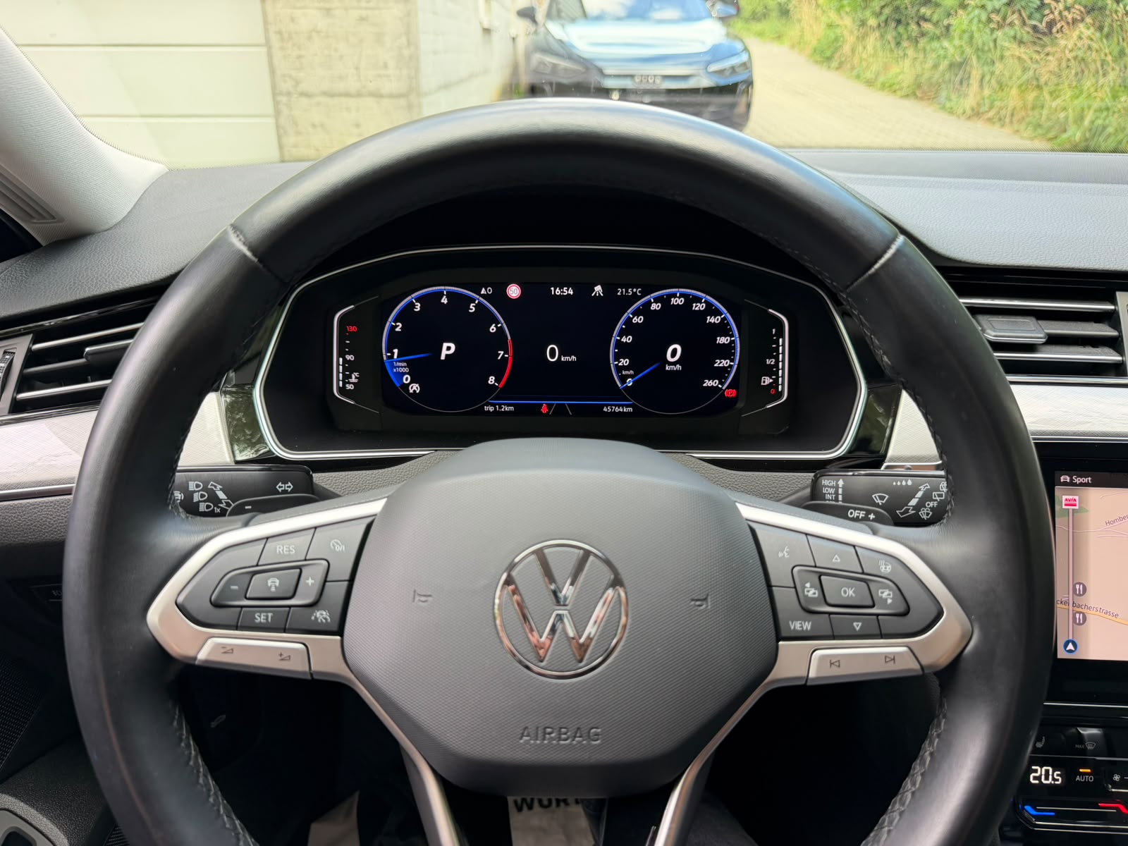 VW Passat Variant 2.0 TSI Business DSG-image-30