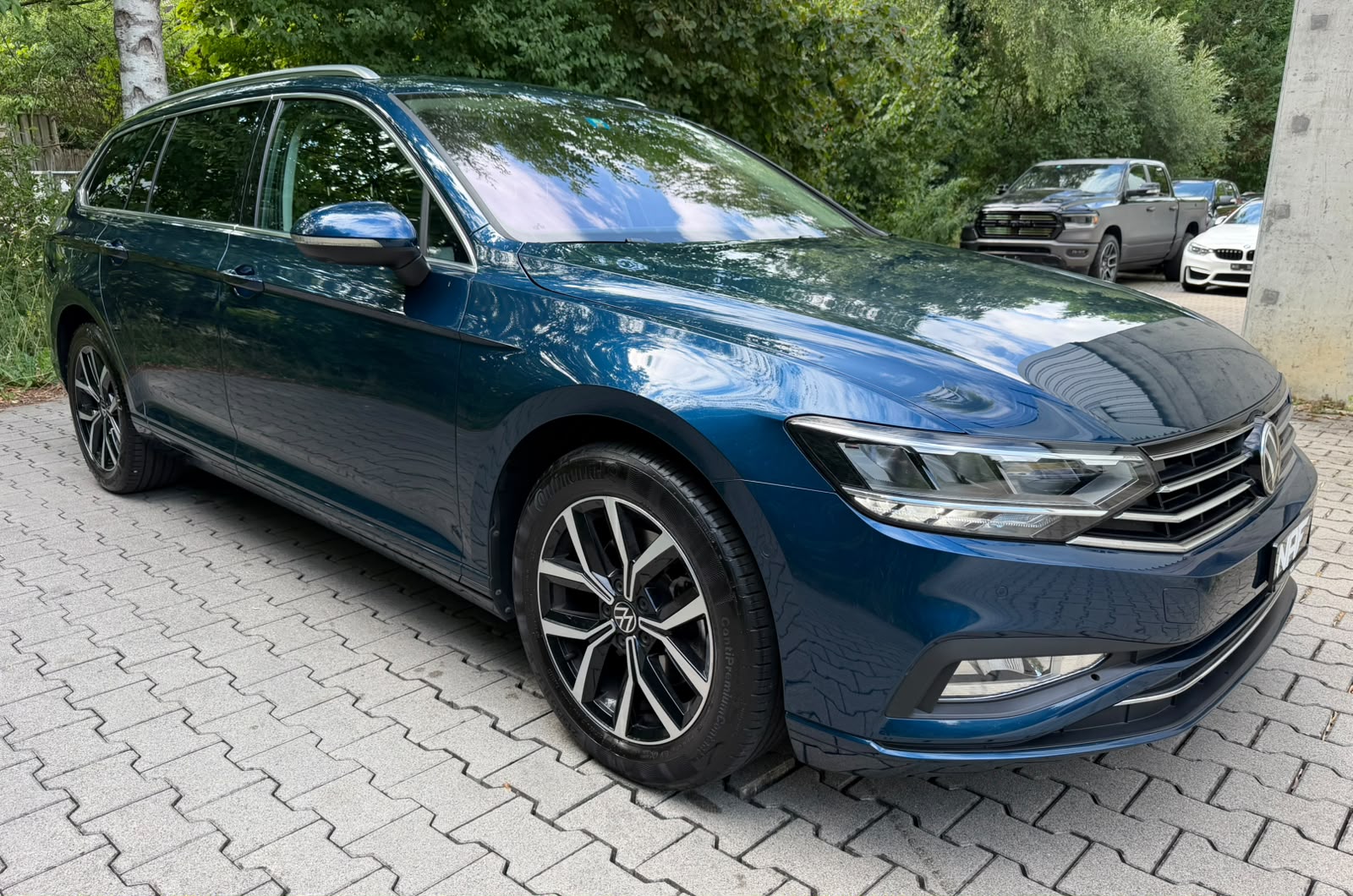VW Passat Variant 2.0 TSI Business DSG-image-7