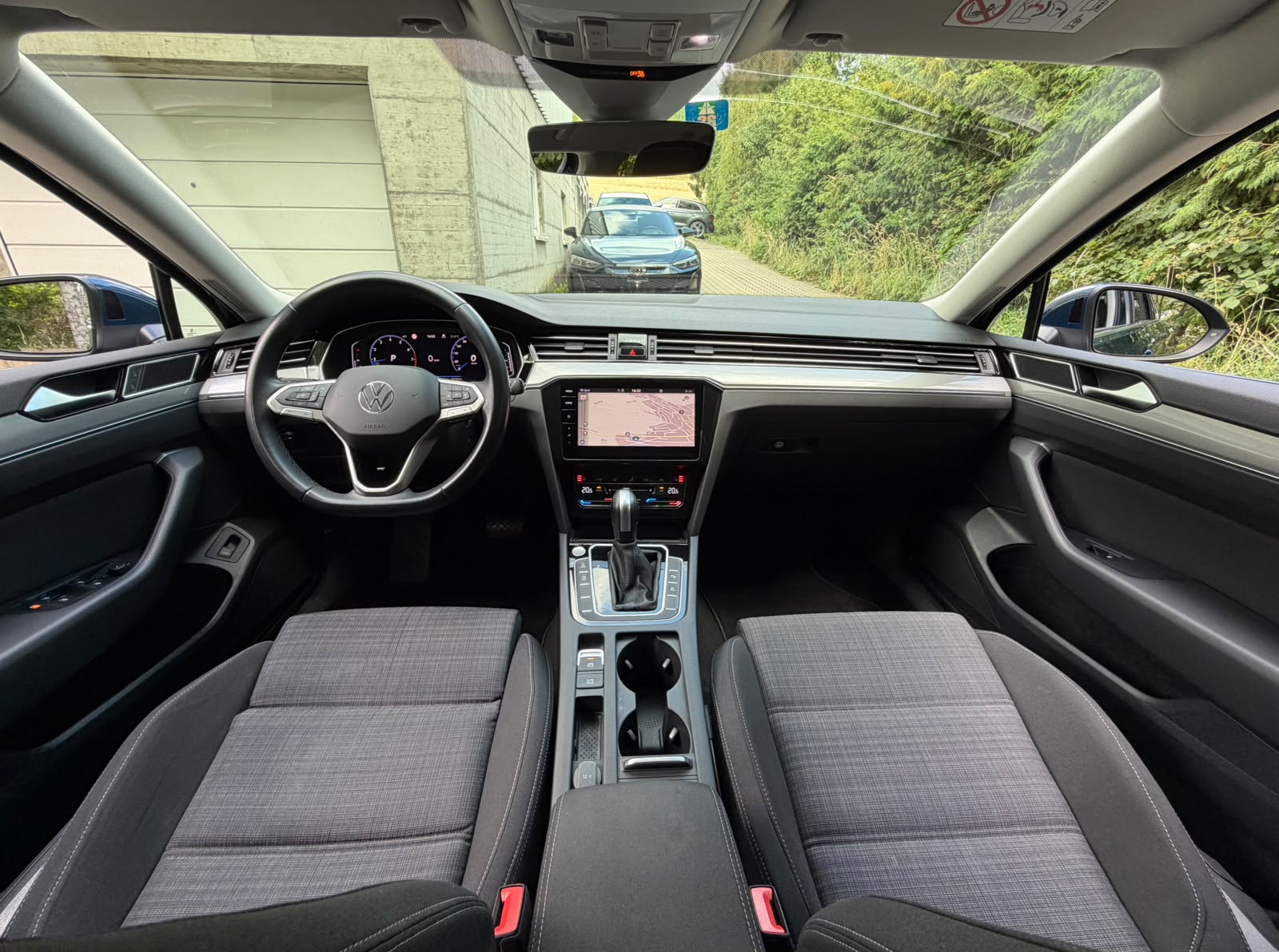 VW Passat Variant 2.0 TSI Business DSG-image-23