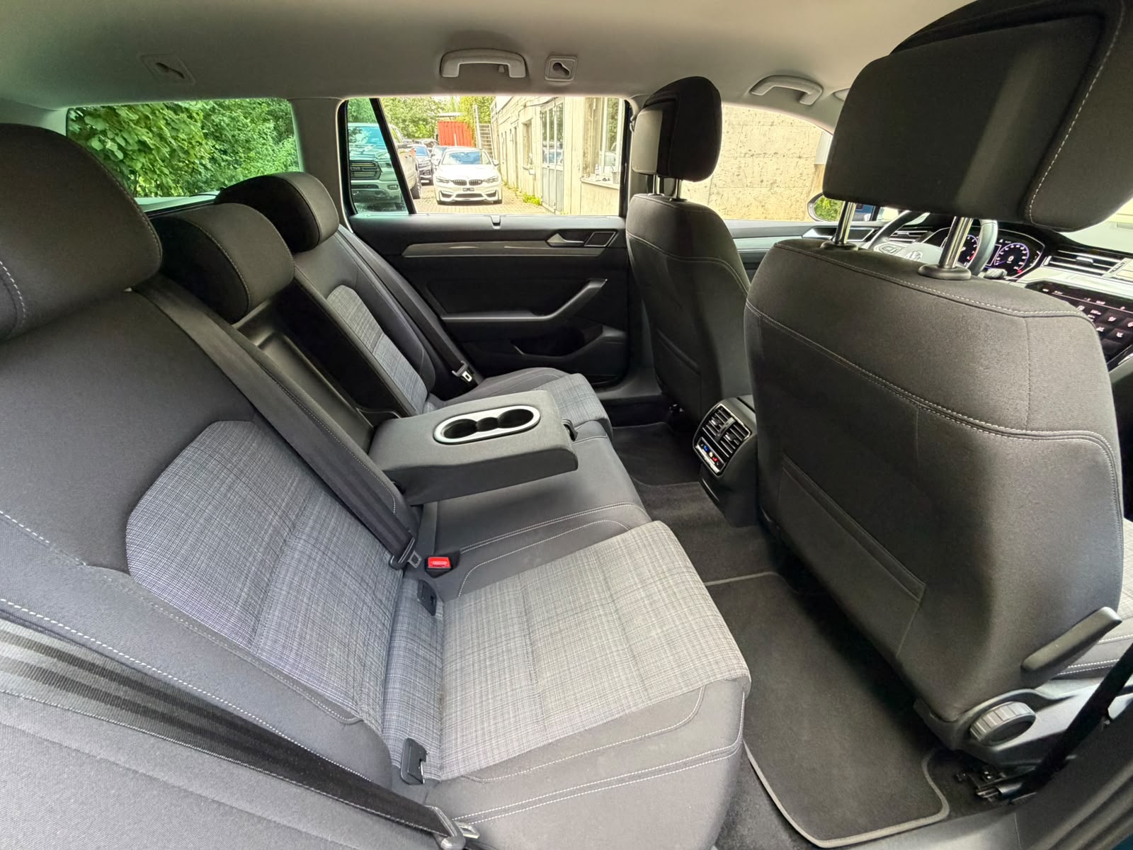 VW Passat Variant 2.0 TSI Business DSG-image-17