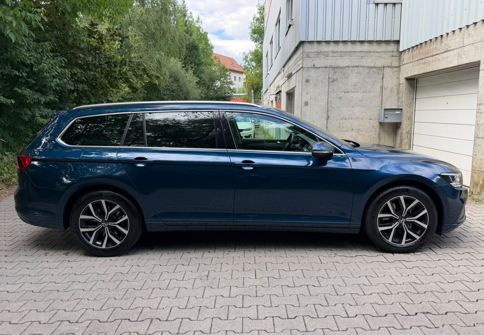 VW Passat Variant 2.0 TSI Business DSG-image-6