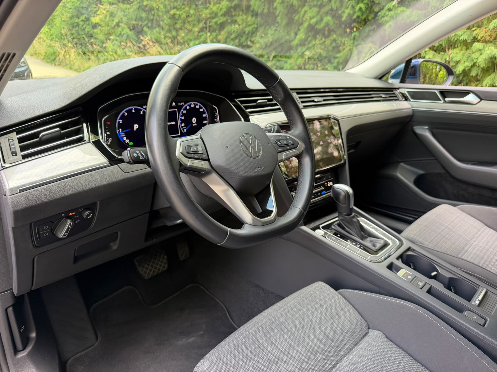VW Passat Variant 2.0 TSI Business DSG-image-11