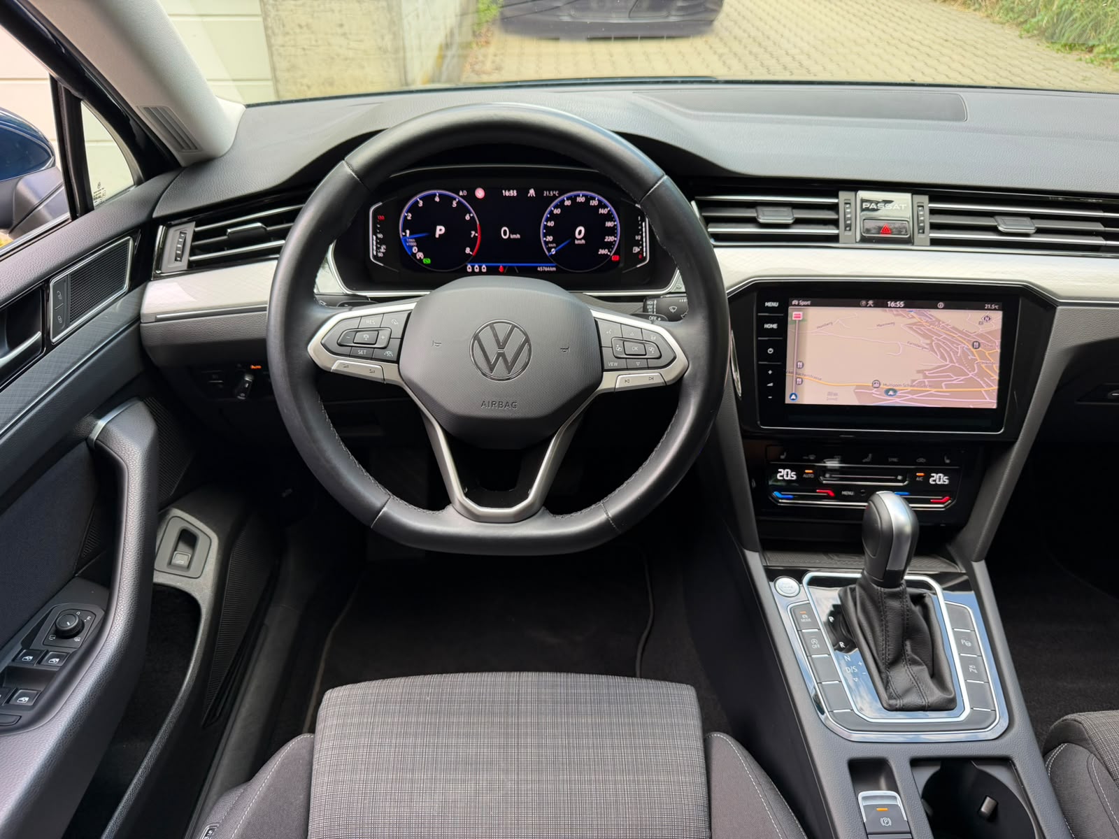 VW Passat Variant 2.0 TSI Business DSG-image-24