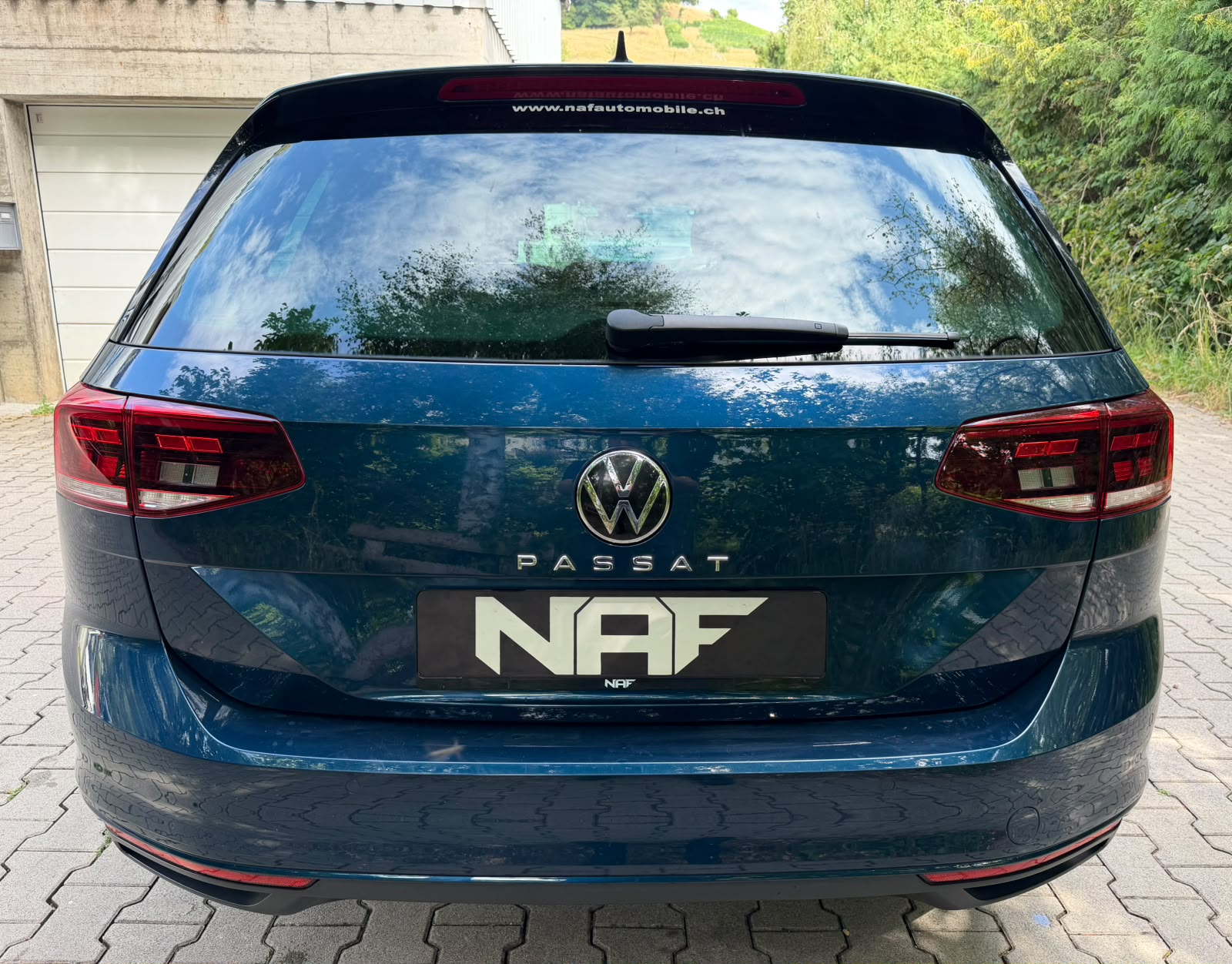 VW Passat Variant 2.0 TSI Business DSG-image-4