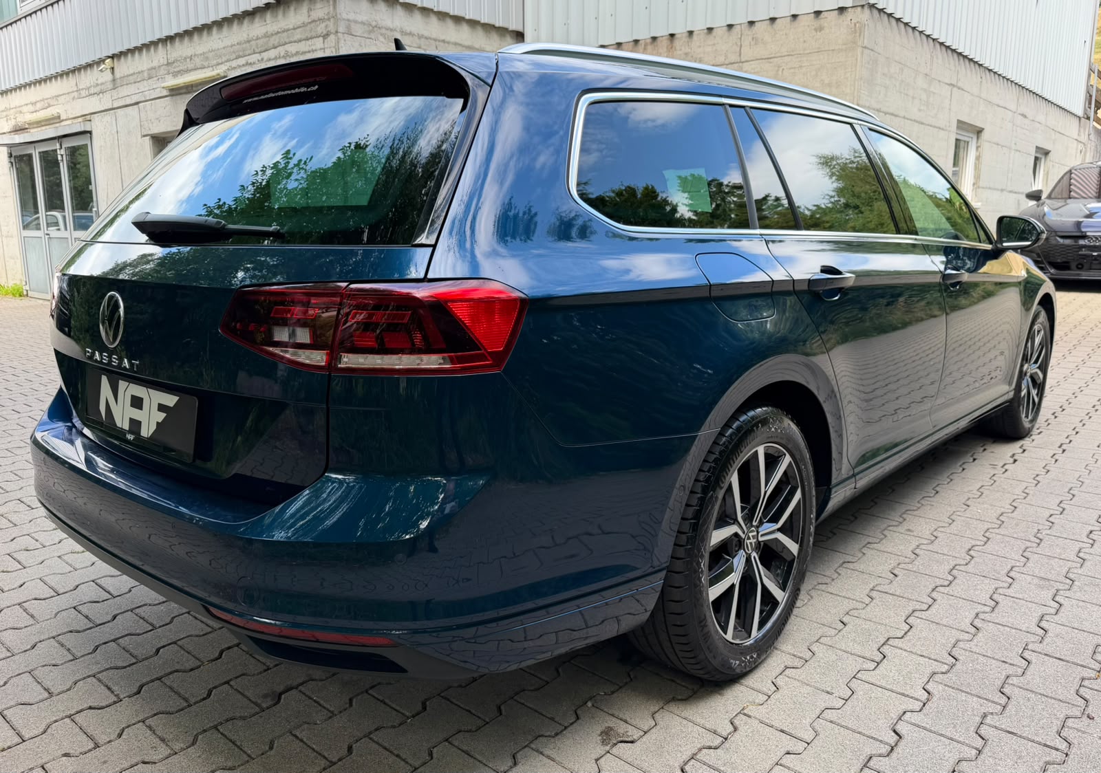 VW Passat Variant 2.0 TSI Business DSG-image-5