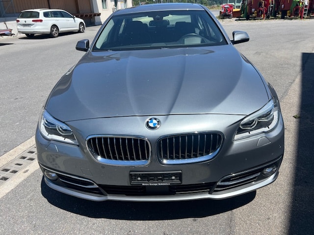 BMW 550i Luxury Line Steptronic-image-4