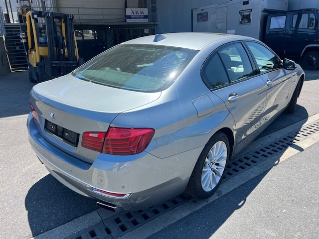 BMW 550i Luxury Line Steptronic-image-9