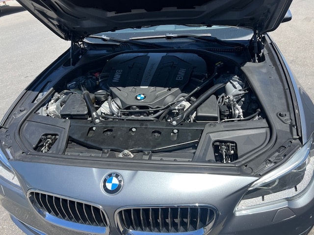 BMW 550i Luxury Line Steptronic-image-11