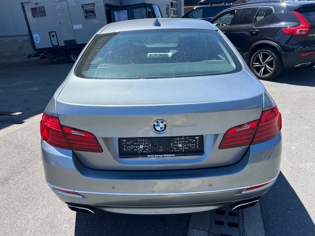 BMW 550i Luxury Line Steptronic-image-7