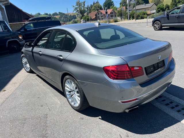 BMW 550i Luxury Line Steptronic-image-2