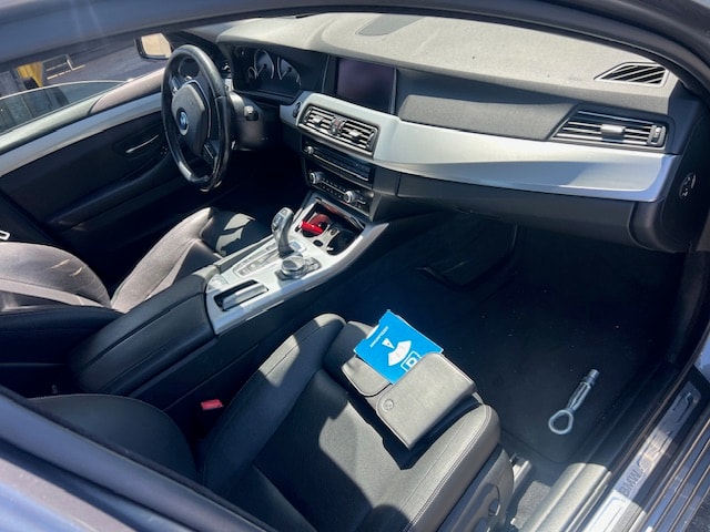 BMW 550i Luxury Line Steptronic-image-3