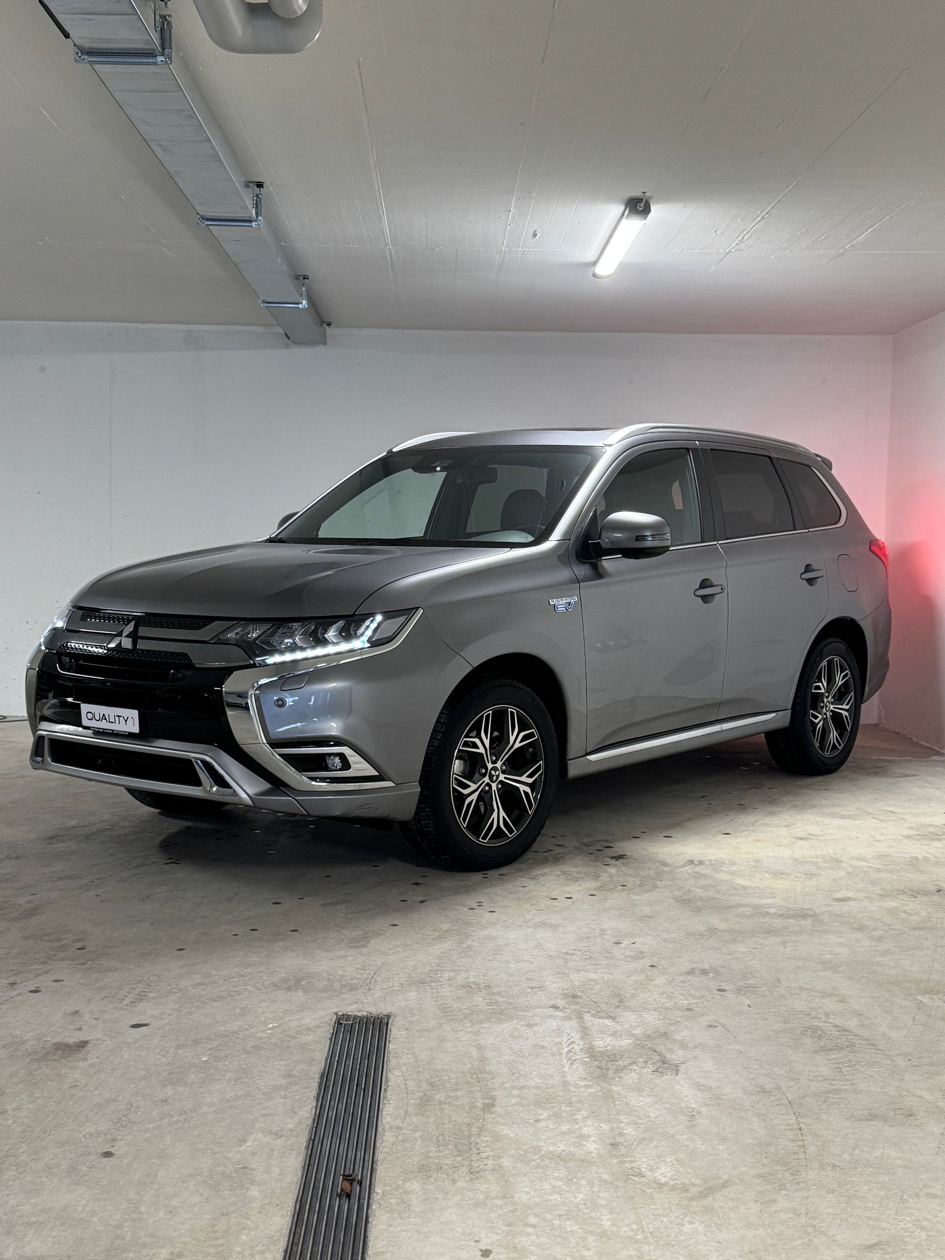 MITSUBISHI Outlander 2.4 PHEV Diamond 4WD Automatic-image-0