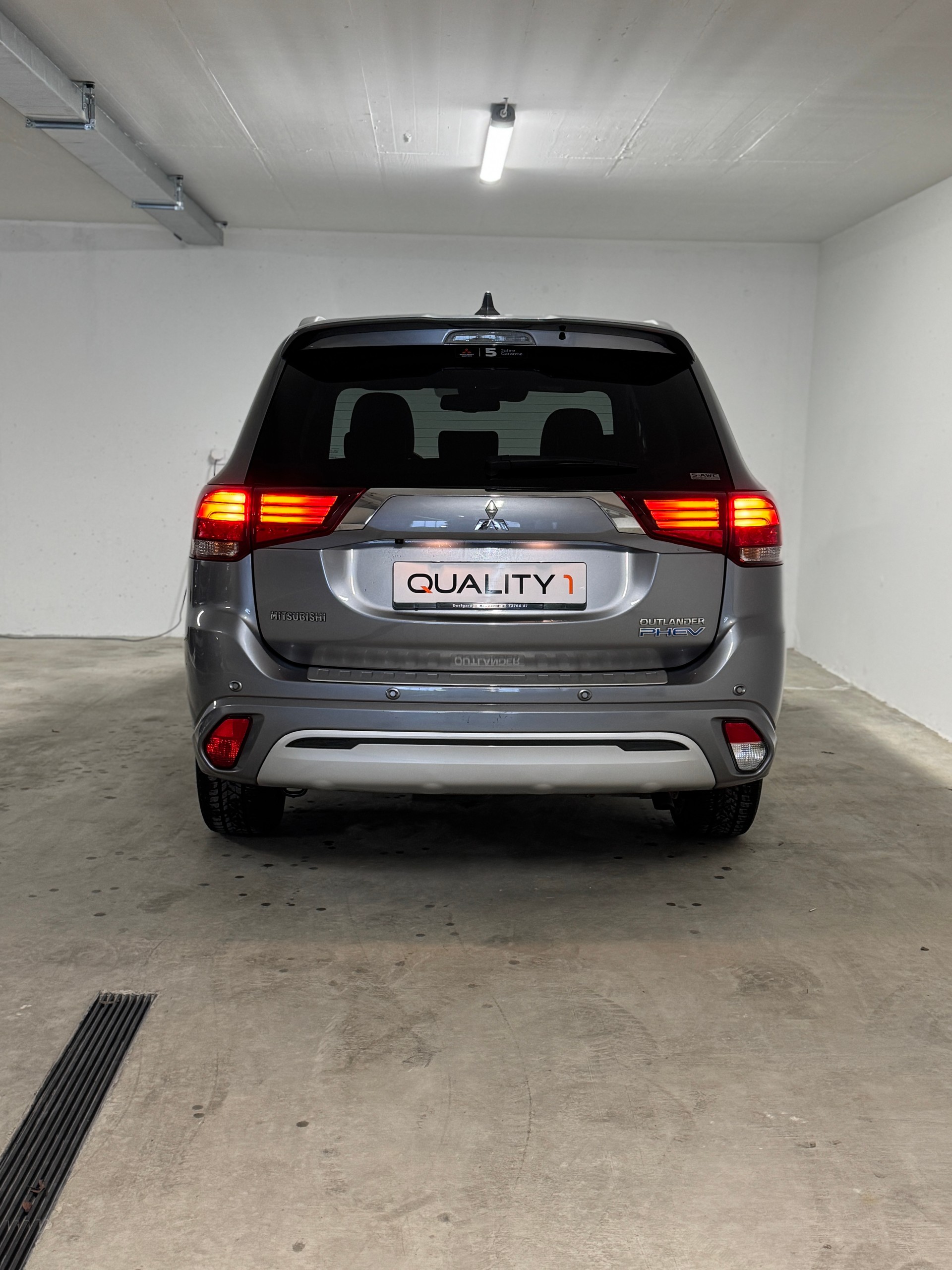 MITSUBISHI Outlander 2.4 PHEV Diamond 4WD Automatic-image-3