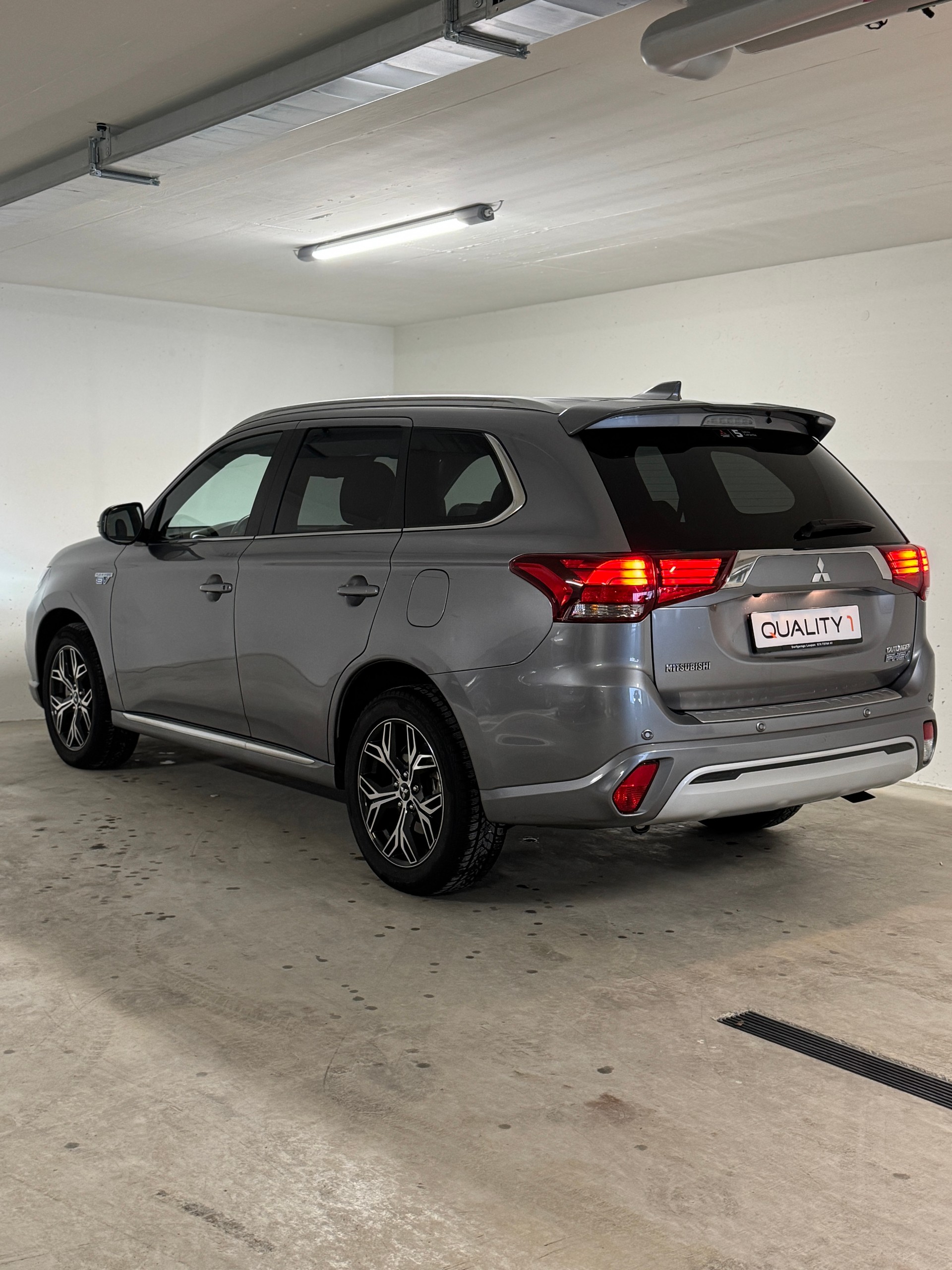 MITSUBISHI Outlander 2.4 PHEV Diamond 4WD Automatic-image-4