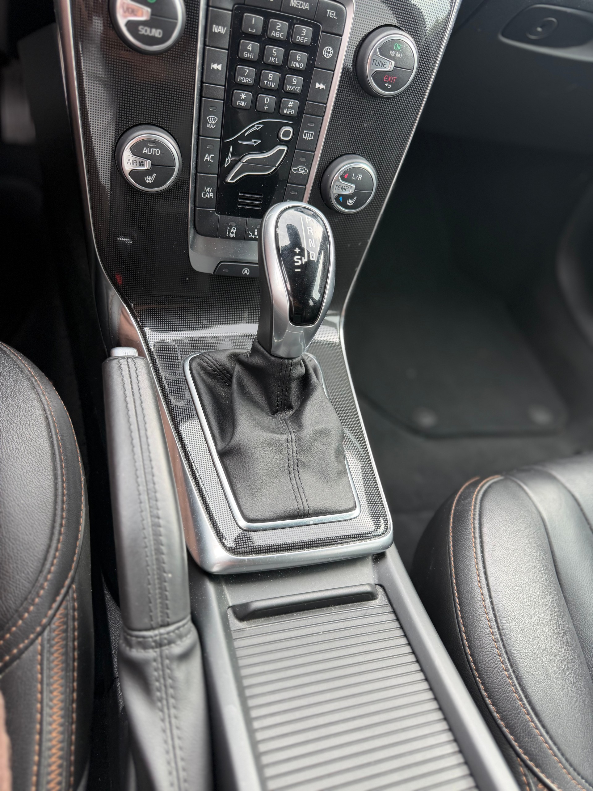 VOLVO V40 Cross Country D3 Kinetic Geartronic-image-14