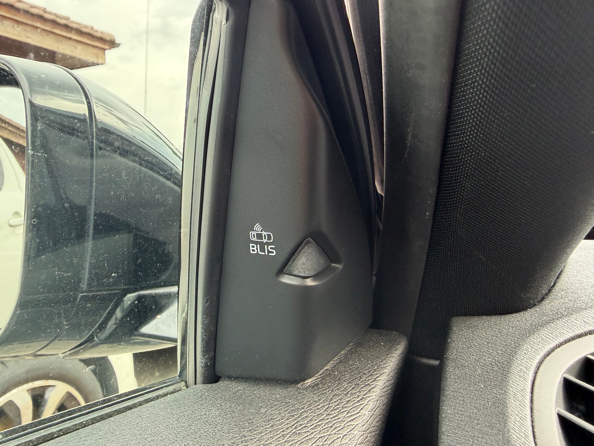 VOLVO V40 Cross Country D3 Kinetic Geartronic-image-13
